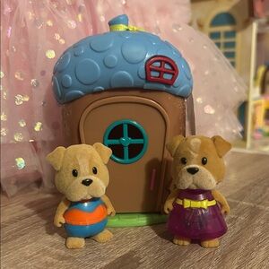 Li’l Woodzeez Dog Figurines with Playhouse